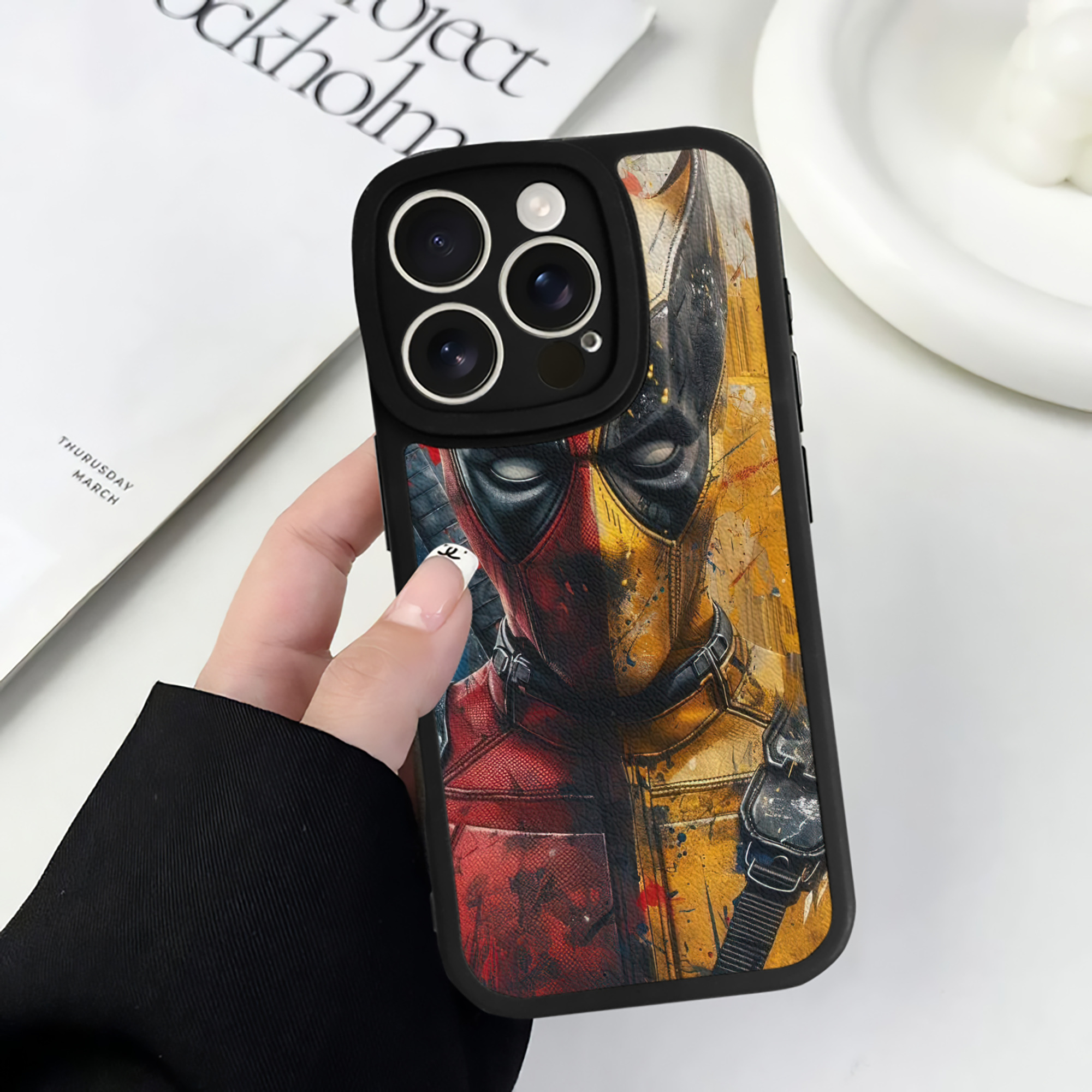 （画像用） Deadpool デッドプール 【iPhone 16シリーズ対応】シリコンスマホケース（レザー調） 材質：シリコン